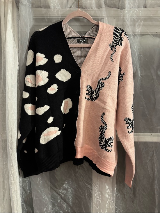 Derax Sweaters - Derax Oversized Cardigan distinct leopard spots & Leopards Light Pink & Black